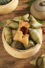 蒸笼里放着红枣粽