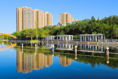 中国新疆克拉玛依河城市建筑江滨公园风光