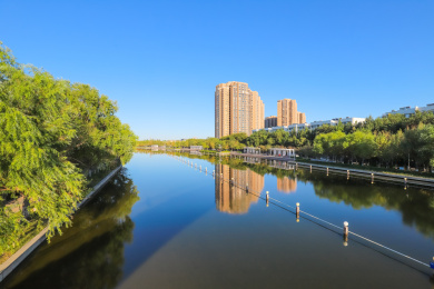 中国新疆克拉玛依河城市建筑江滨公园风光