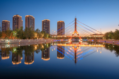 中国新疆克拉玛依河城市建筑江滨公园风光