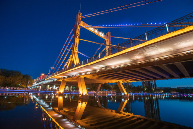 中国新疆克拉玛依河城市建筑江滨公园风光