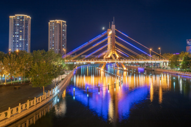 中国新疆克拉玛依河城市建筑江滨公园风光