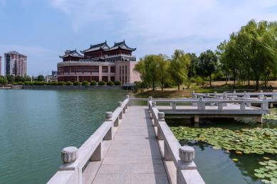 中国安徽宿州灵璧奇石文化园的九曲桥莲花池