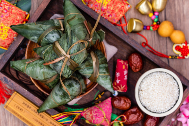 福袋锦囊中国风背景上的粽子