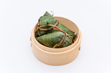 室内棚拍白色背景上的粽子