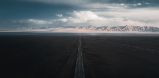 中国甘肃柴达木盆地苏干湖荒漠中公路