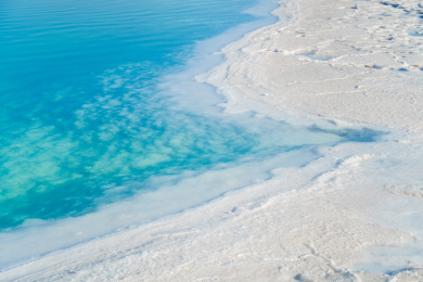 中国青海大柴旦翡翠湖蓝色盐湖和湖岸线