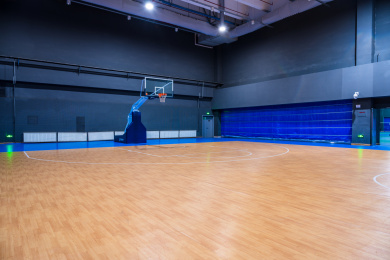 整洁明亮的室内篮球场