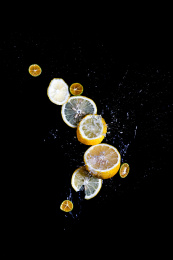 黑色背景上的柠檬片