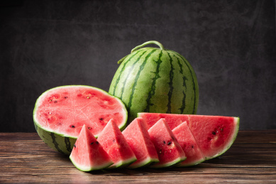 木桌上切开的西瓜