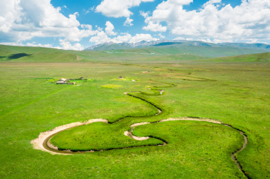 中国甘肃甘南州碌曲县甘南草原周曲公路风光