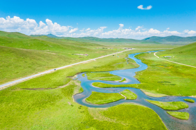 中国甘肃甘南州碌曲县甘南草原周曲公路风光