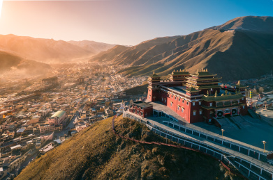 中国青海玉树城市结古寺风光航拍