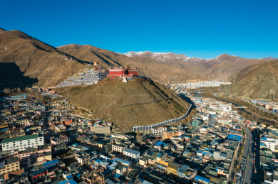中国青海玉树城市结古寺地标建筑风光航拍