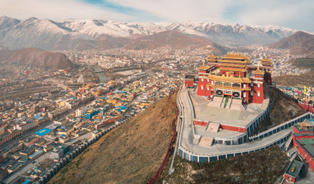 中国青海玉树城市结古寺风光航拍