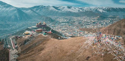 中国青海玉树城市结古寺风光航拍