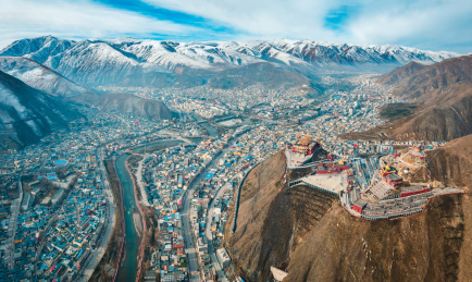 中国青海玉树城市结古寺地标建筑风光航拍
