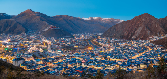 中国青海玉树城市夜景地标建筑风光航拍