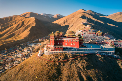 中国青海玉树城市结古寺风光航拍