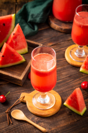 复古木桌上鲜榨的新鲜西瓜汁