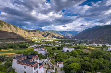 中国四川甘孜州乡城县白藏房田园风光