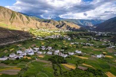 中国四川甘孜州乡城县白藏房田园风光