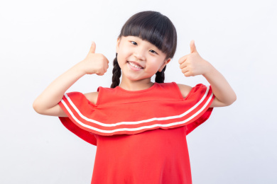 双手伸出大拇指的小女孩
