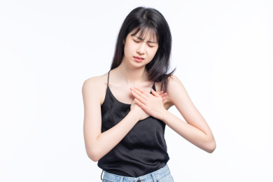 白色背景里的亚洲女孩