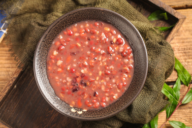 木底上放着一碗八宝粥