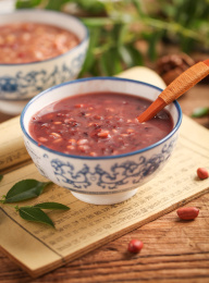 木底上放着一碗八宝粥