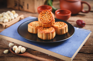 深底上放着一盘水果月饼