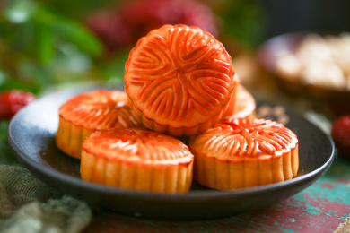 深底上放着一盘水果月饼