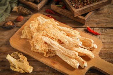 木底上放着竹荪