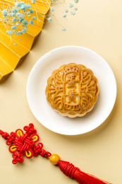 中秋节传统美食月饼与茶水特写