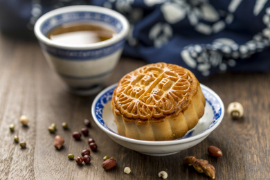 中秋节传统美食月饼与茶水特写