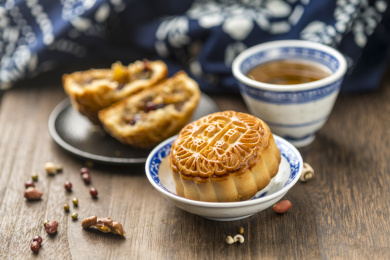 中秋节传统美食月饼与茶水特写