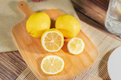 桌上切开的柠檬