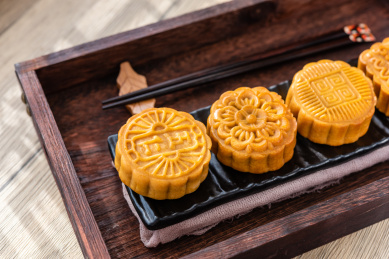 窗前中国风背景上的五仁月饼