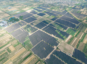 航拍光伏发电站和农田