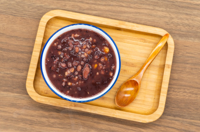 木桌背景传统养生黑米八宝粥