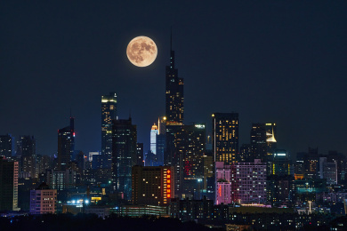南京城市夜景挂着一轮满月（紫峰大厦附近）