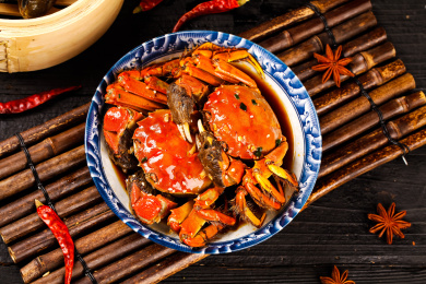 盘子里装着的香辣大闸蟹