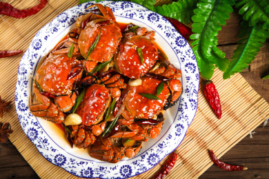 盘子里装着香辣蟹