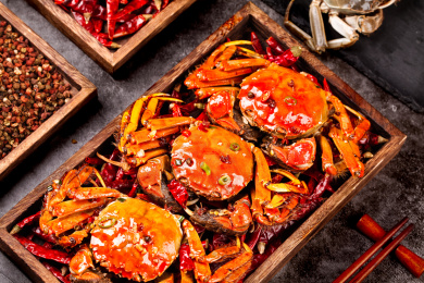 木盘里装着的香辣大闸蟹