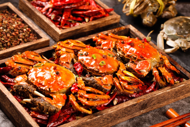 木盘里装着的香辣大闸蟹