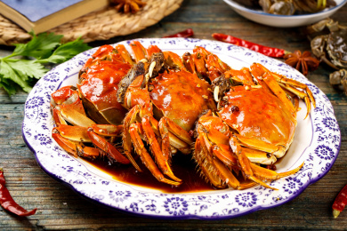 盘子里装着香辣蟹