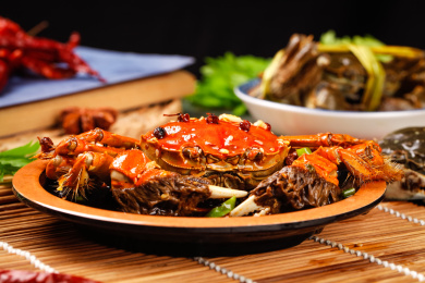 盘子里装着香辣蟹