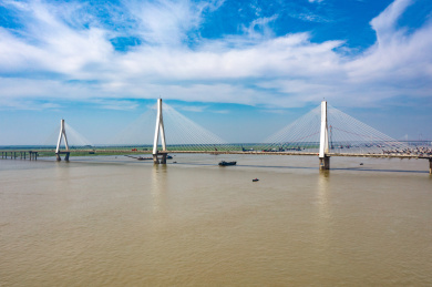 航拍中国湖南岳阳洞庭湖大桥与船队