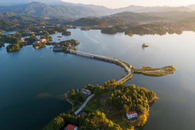 航拍湖南岳阳铁山水库中的小岛与村庄