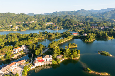 航拍湖南岳阳铁山水库中的小岛与村庄